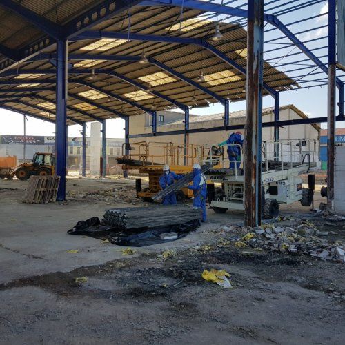 LUGARU S.A., inscrita en el Registro de Empresas con Riesgo de Amianto con el nº 33/0035 desde el año 2002, está autorizada para la manipulación,tratamiento y gestión de residuos en Asturias, principalmente dentro de las demoliciones en Asturias
Todo el personal implicado en los procesos de desmontaje de amianto pertenecientes a la empresa, tienen la formación, información y los reconocimientos médicos específicos marcados por la legislación vigente. Asimismo disponemos de todos los medios de protección, tanto colectivos como individuales, necesarios y exigidos para la protección del personal.
Nuestra empresa no sólo ejecuta los trabajos de retirada de amianto, sino que también redacta y presenta el 'Plan de Amianto' ante la autoridad competente para su aprobación y tramita la documentación necesaria para la entrega al gestor final, así cómo hacer llegar al cliente el correspondiente Certificado de Gestión.