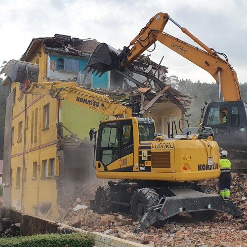 Lugaru S.A.&nbsp;es una empresa especializada en las demoliciones, ya sean manuales o mec&aacute;nicas
Una de las especialidades de&nbsp;LUGARU S.A.&nbsp;son las&nbsp;demoliciones&nbsp;de edificios, naves industriales y todo tipo de estructuras.
Lugaru S.A.&nbsp;se encarga de la redacci&oacute;n del Proyecto de Demolici&oacute;n, de los Estudios de Gesti&oacute;n y Plan de Ejecuci&oacute;n de RCDs, de la Direcci&oacute;n T&eacute;cnica y de la Coordinaci&oacute;n de Seguridad, as&iacute; como de todos los permisos necesarios para la ejecuci&oacute;n de las demoliciones, facilitando a nuestros clientes el desarrollo de la obra a realizar.
Las&nbsp;demoliciones&nbsp;pueden ser mec&aacute;nicas y manuales, o bien una combinaci&oacute;n de ambas, en funci&oacute;n del tipo de estructura y de la ubicaci&oacute;n de la misma.&nbsp;